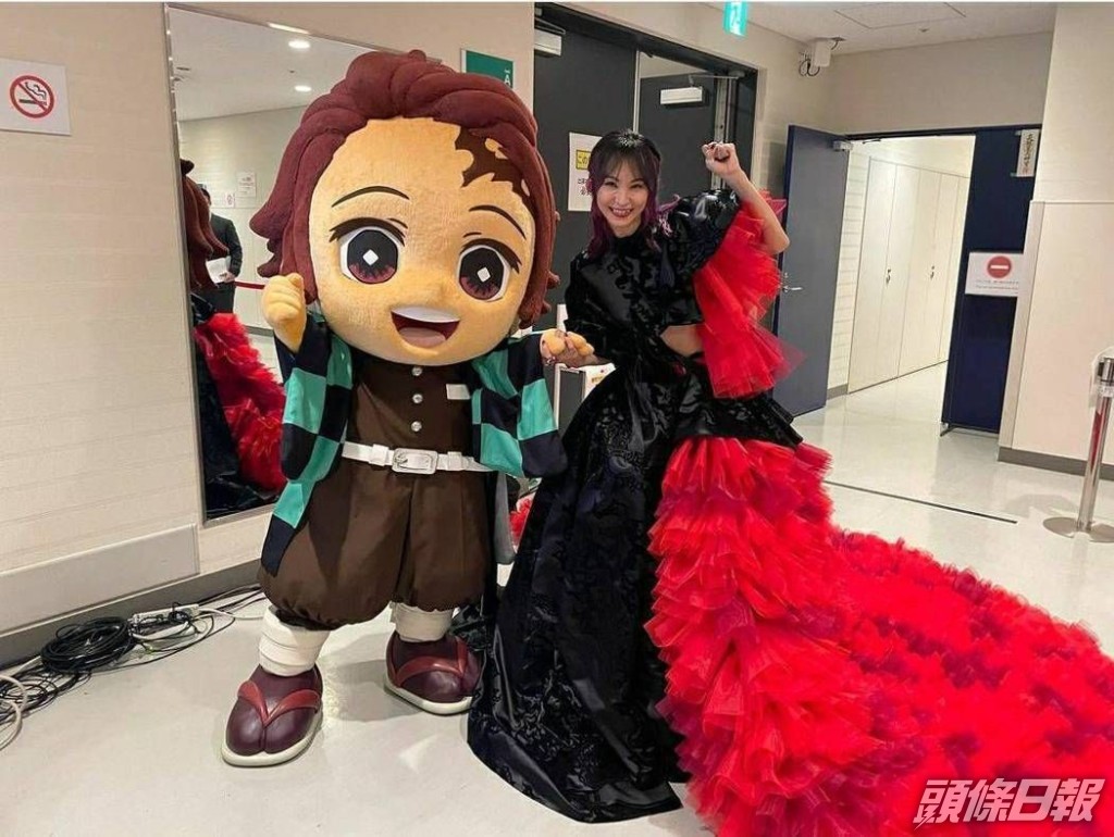 《鬼滅》歌姬LiSA與動漫主角炭治郎合照。